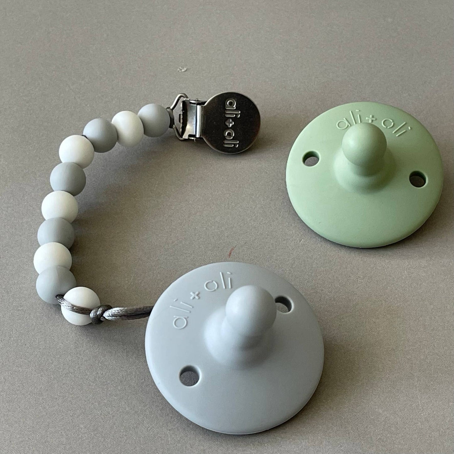 Pacifier Set Round (Grey & Sage)